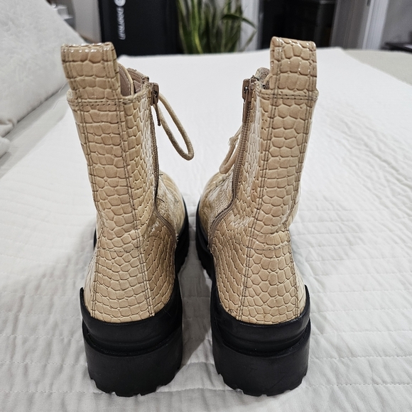 Urban Outfitters Brody Croc Embossed Combat Boots Size 9 - Picture 6 of 12